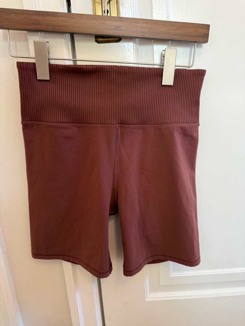 Vuori Ribbed Waist Bike Shorts in Brown